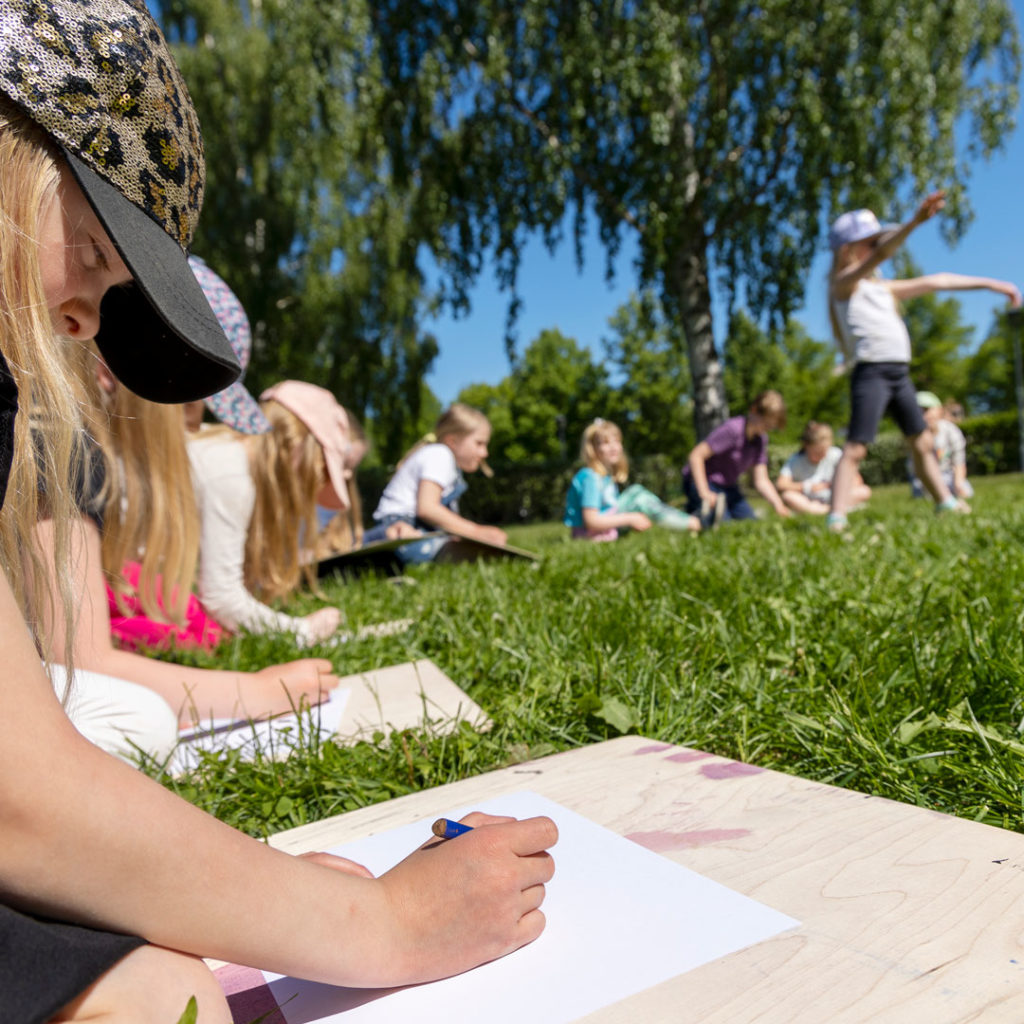 Kuopion kansalaisopisto lapset piirtävät ulkona.