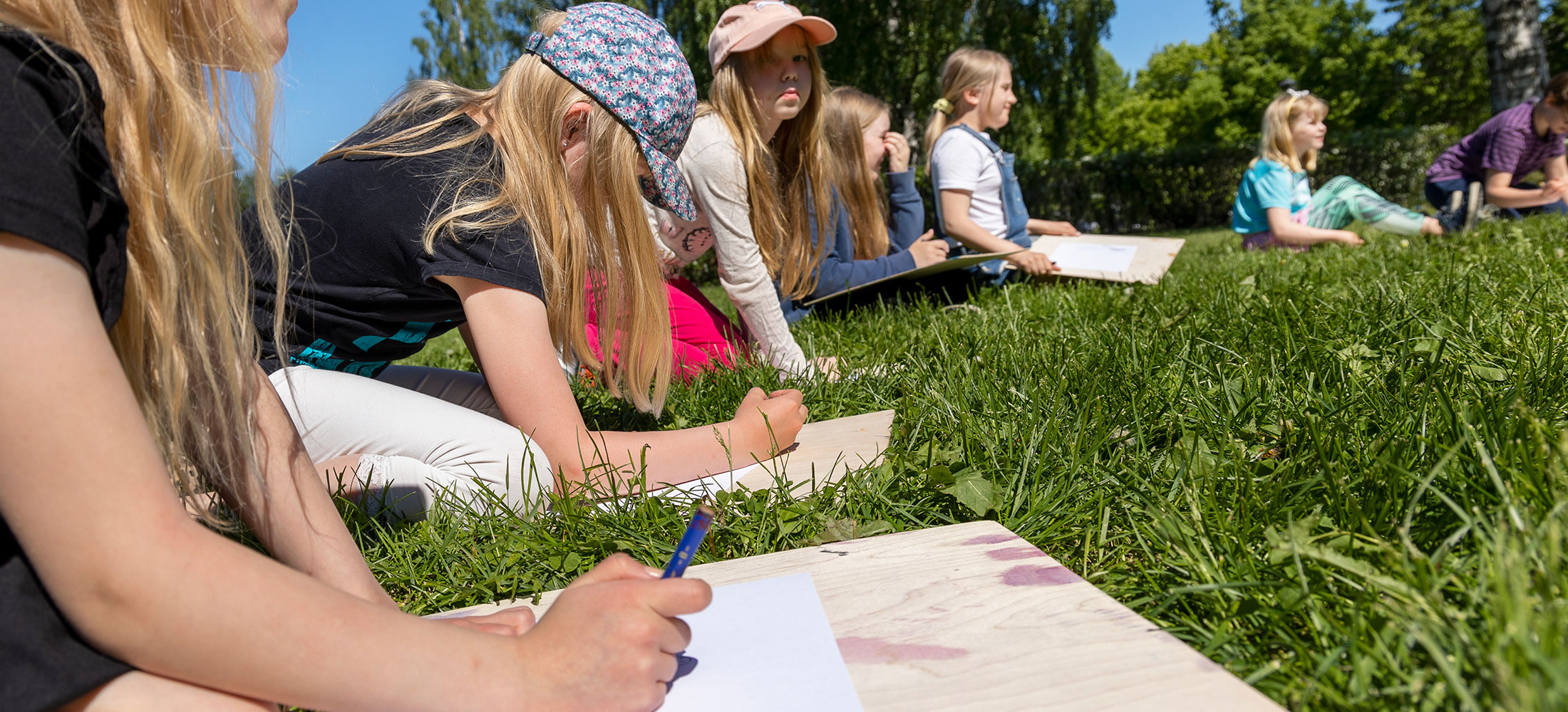 Kuopion kansalaisopisto, kursseja lapsille ja nuorille. Lapsia ulkona piirtämässä kesäkurssilla.