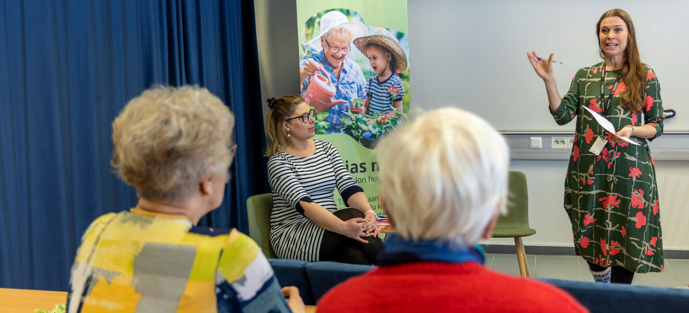 Kuvituskuva Kuopion kansalaisopiston Hyvän Olon Olohuoneesta. Luennoitsijat Tarja Siltanen ja Hanna-Reetta Metsänheimo.