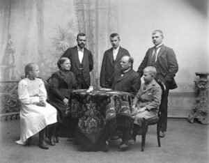 Kuopion kansalaisopisto. Valokuva Kust. Killisen perhe, 1899 Kuopio. Valokuvaaja Victor Barsokevitsch. Valokuva kuuluu Kuopion kulttuurihistoriallisen museon KUHMUn kokoelmiin. Kuvituskuva.