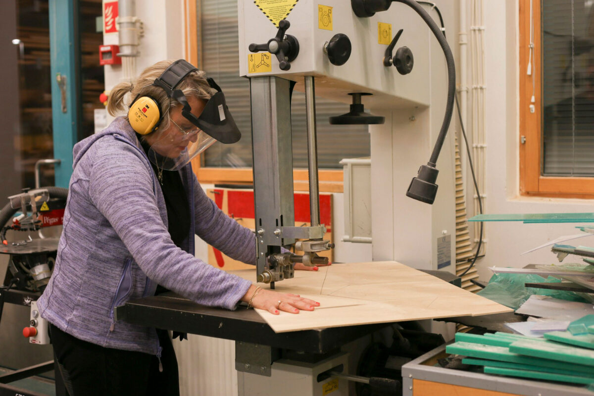 Kuopion kansalaisopisto. Juankoski, naisten puutyö. Kuvituskuva.