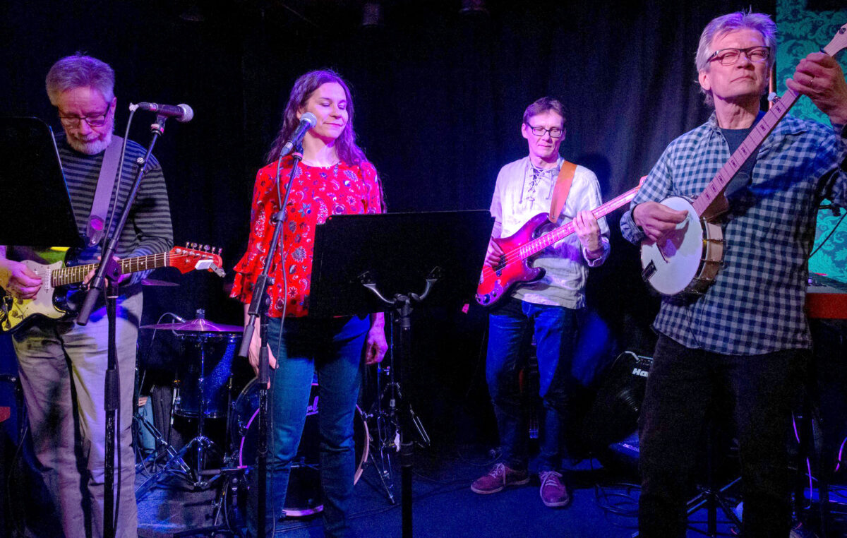 Kuopion kansalaisopisto. Musiikki, bändisoittimet ja laulu. Kuvituskuva.