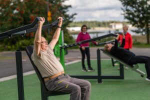 Kuopion kansalaisopisto. Ulkokuntosalilla kaksi seiorimiestä ja kaksi seniorinaista. Kuvituskuva.