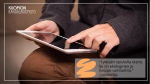 Kuopion kansalaisopisto. Mies ja tabletti. Verkkokurssit. Kuvituskuva.