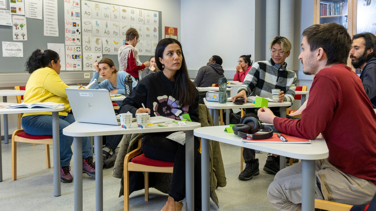 Kuopion kansalaisopisto. Kielet. Suomi. Kuvituskuva.