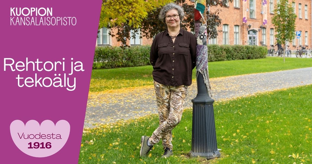 Kuopion kansalaisopiston rehtori Kirsti Turunen Puistokartanon edessä.