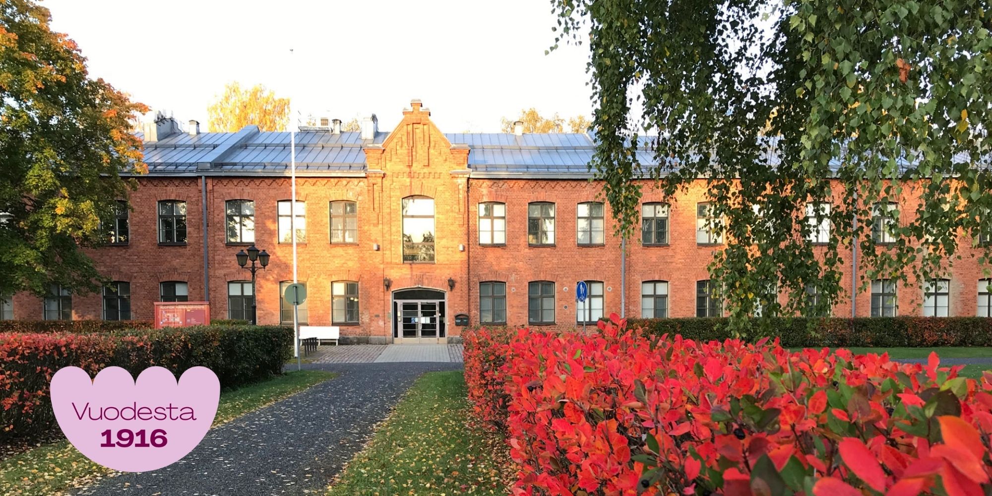 Kuopion kansalaisopisto Puistokartano syksyllä. Kuvituskuva.